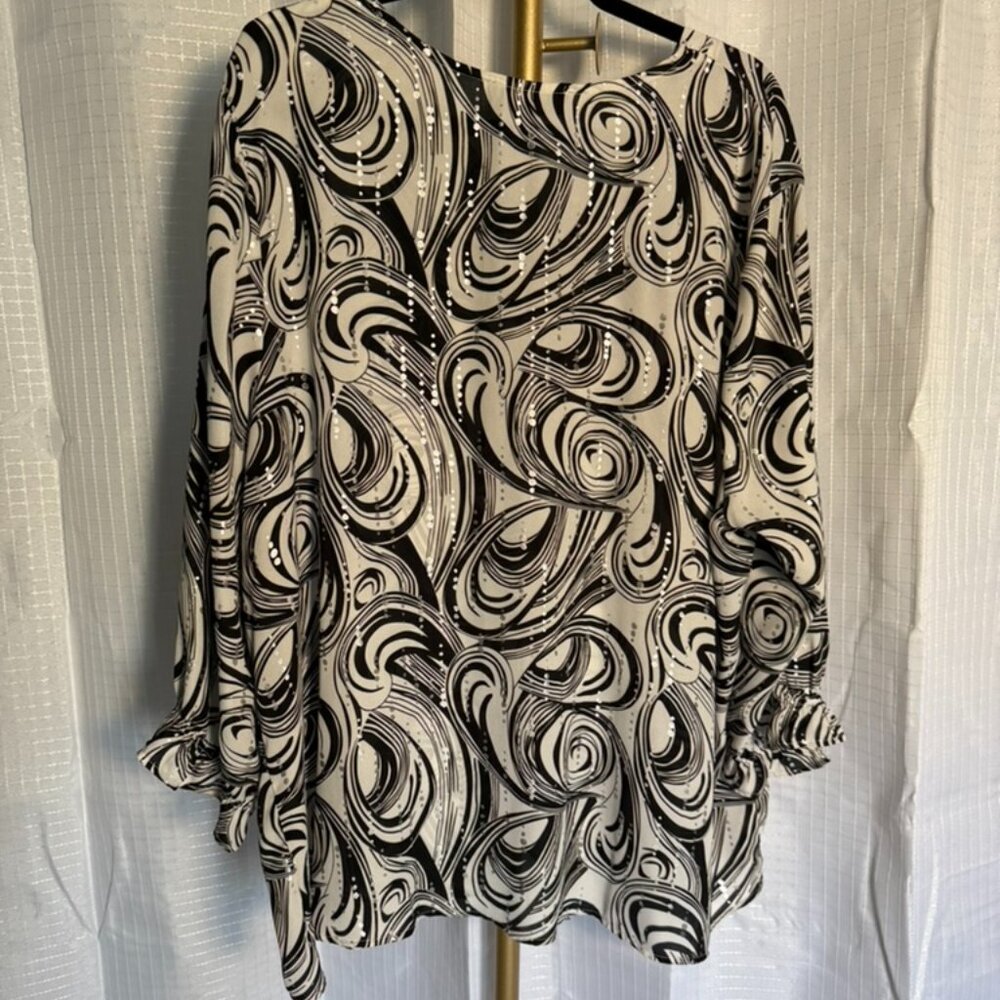 White & Black Blouse with Silver Accents – COMO Black Woman, Size 3X